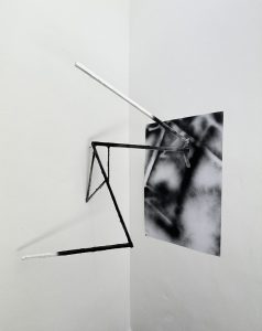 SHADOWS II, schwarze Sprühfarbe auf Papier mit Skulptur aus Holz und weißer Farbe